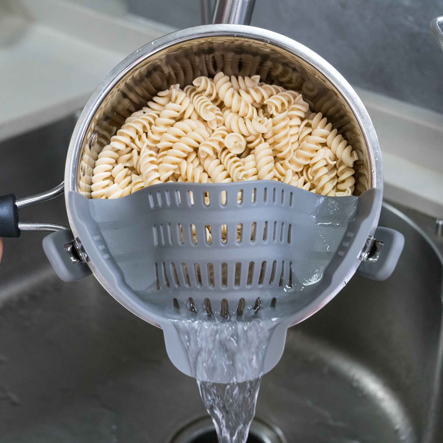 ABERZEY Clip-On Strainer for Pots and Pans - Durable Plastic Colander for Effortless Drainage of Pasta, Meat, and Vegetables - Modern Compact Design Compatible with Stainless Steel Manicure Tool Set