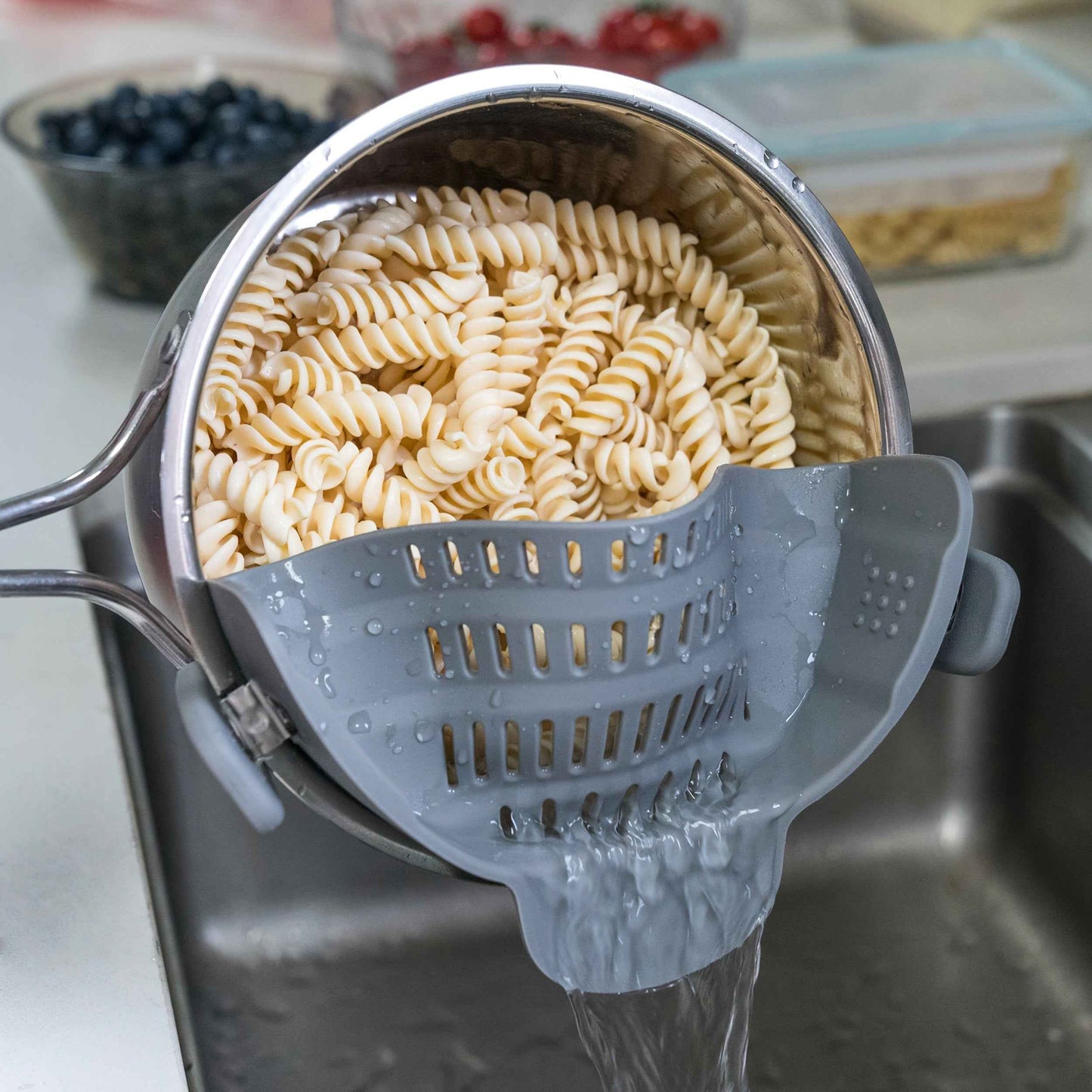 ABERZEY Clip-On Strainer for Pots and Pans - Durable Plastic Colander for Effortless Drainage of Pasta, Meat, and Vegetables - Modern Compact Design Compatible with Stainless Steel Manicure Tool Set Grey