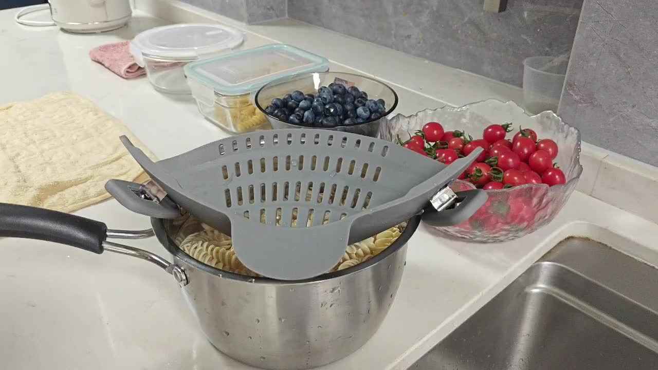ABERZEY Clip-On Strainer for Pots and Pans - Durable Plastic Colander for Effortless Drainage of Pasta, Meat, and Vegetables - Modern Compact Design Compatible with Stainless Steel Manicure Tool Set