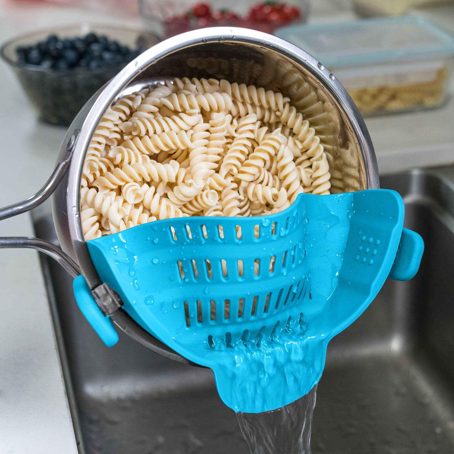 ABERZEY Clip-On Strainer for Pots and Pans - Durable Plastic Colander for Effortless Drainage of Pasta, Meat, and Vegetables - Modern Compact Design Compatible with Stainless Steel Manicure Tool Set Blue